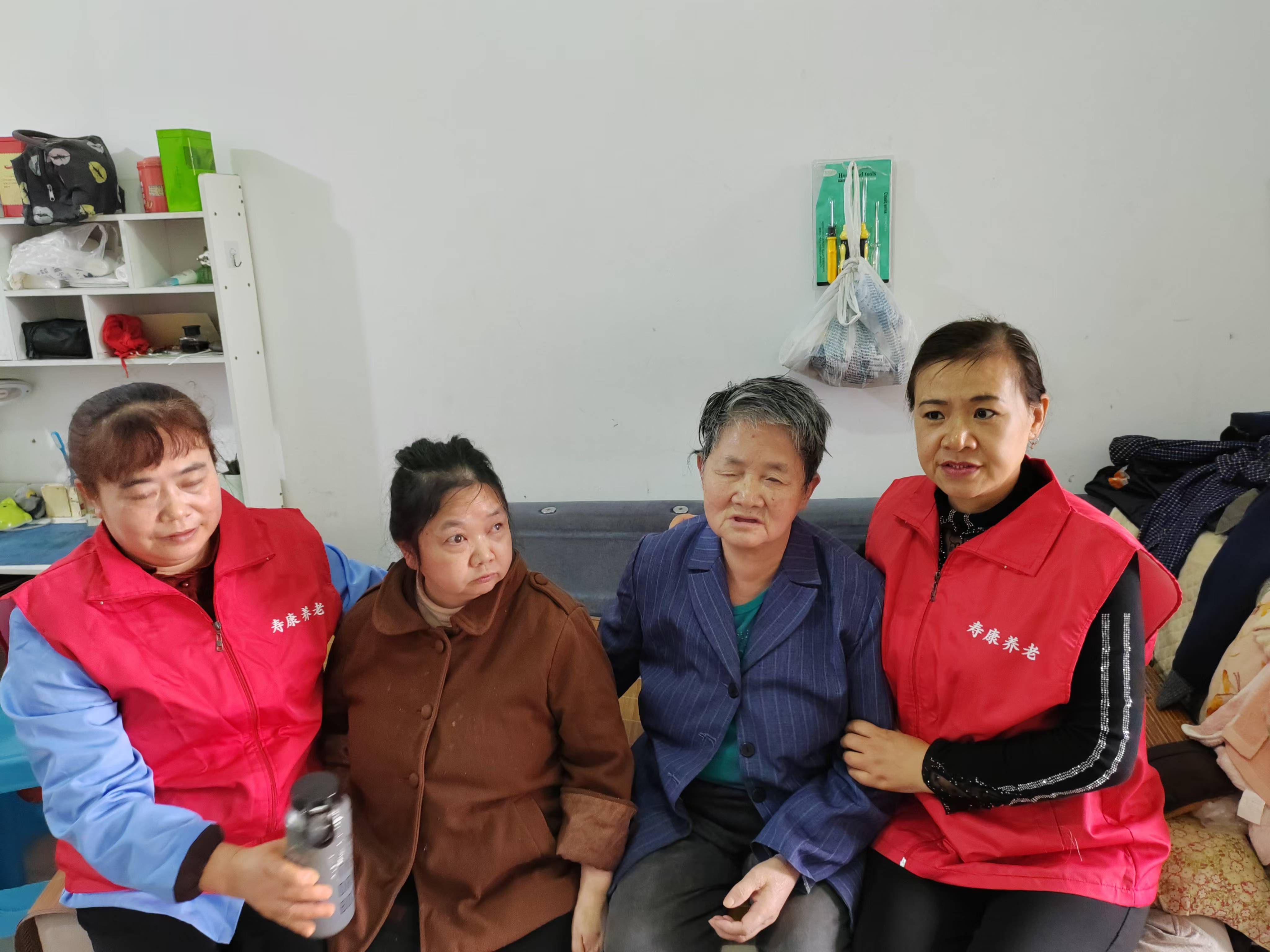 关爱失明老人，，转达温暖实力